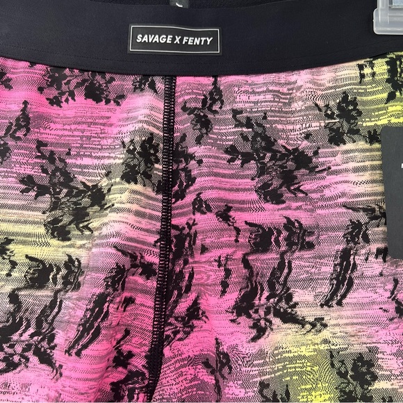 Savage X Fenty flow high waist trimmed legging size Small NWT by Rihanna - Picture 2 of 7